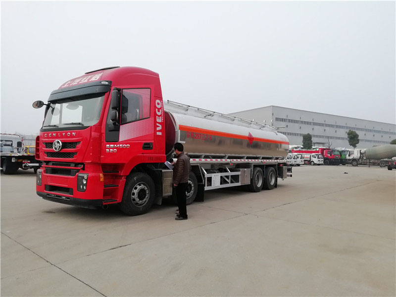上汽紅巖29.7方前四后八鋁合金運油車，20噸運油車